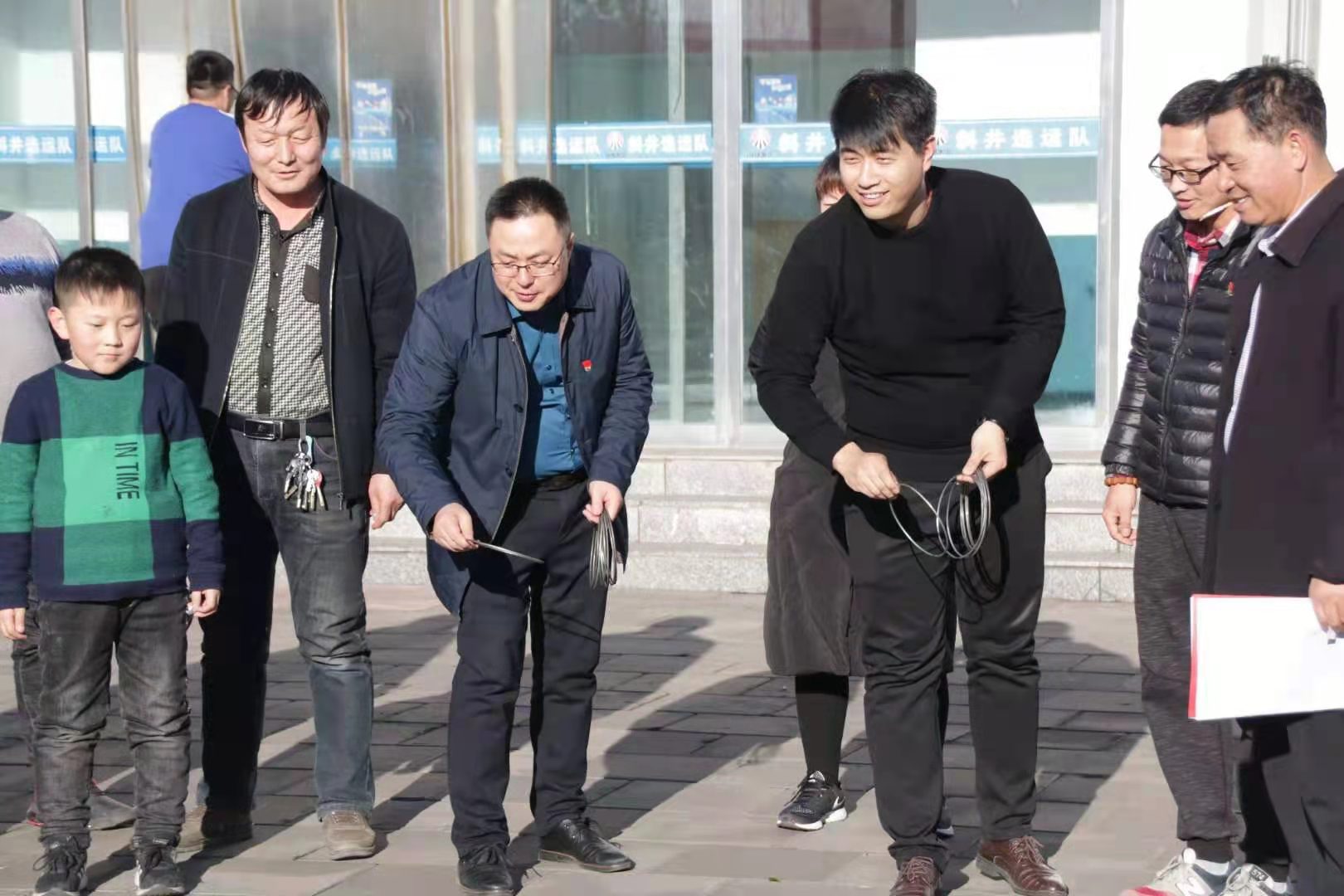 套圈也要过把瘾.jpg