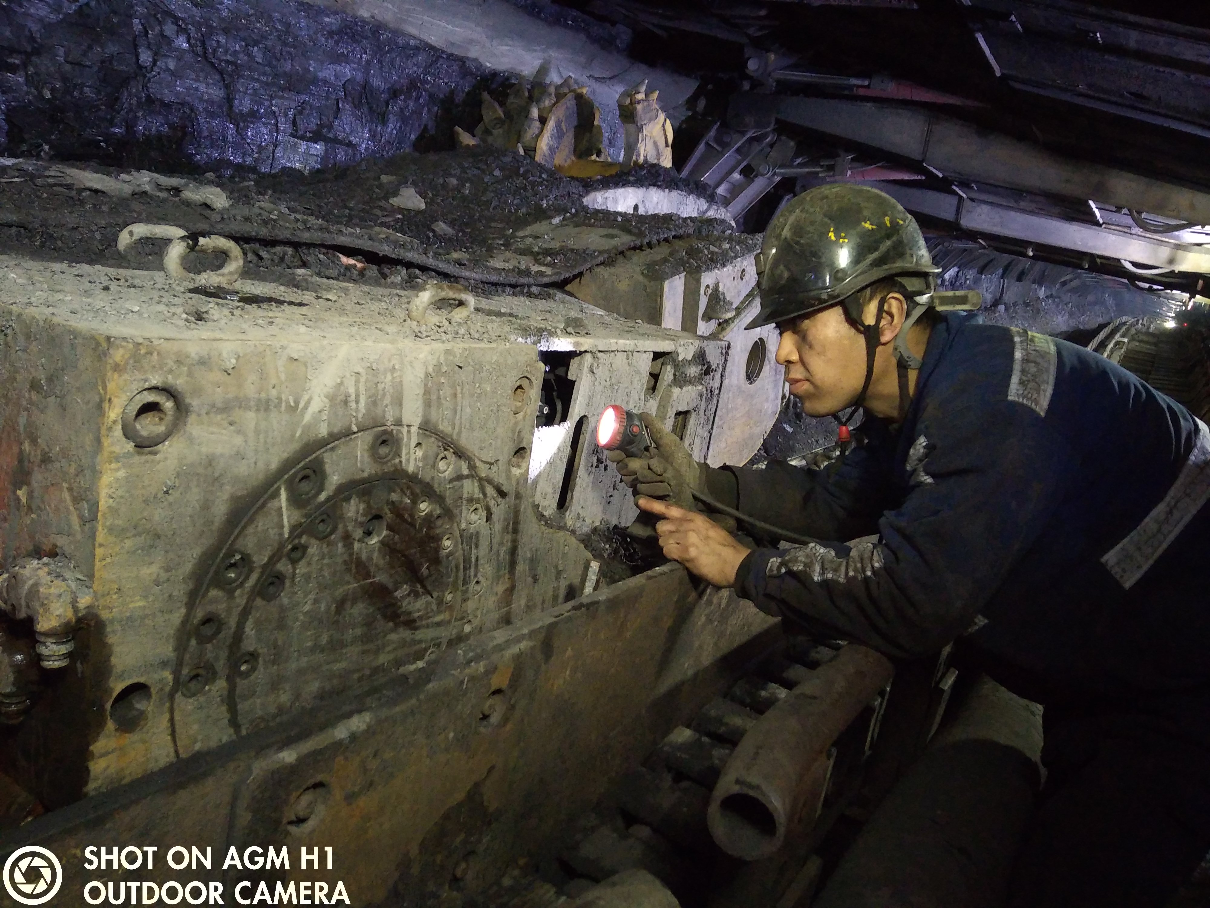 0点20分，煤机检建工武艳龙查抄煤机油脂    张锋摄.jpg