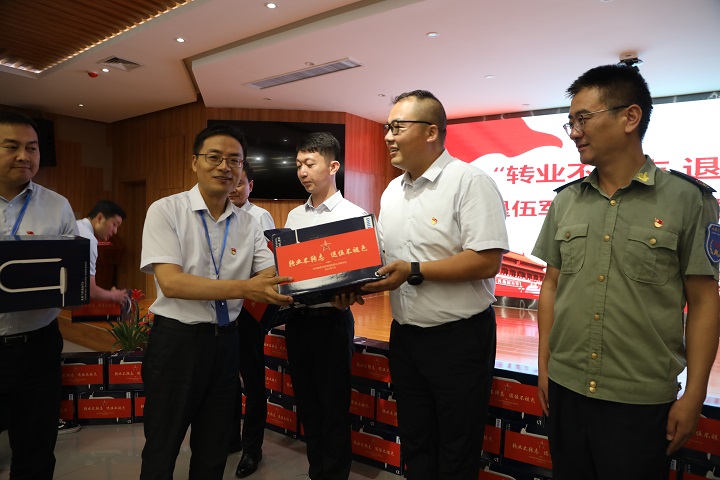 1627801865216092.jpeg 5发放慰问品.JPG