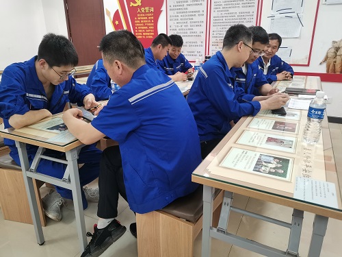 班后进建室内职工参加链工宝的新安法知几多答题-牛庆.jpg