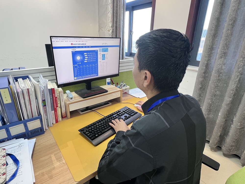 业务人怨佚在浏览安全出产信息共享平台（朱玥宸摄）1.jpg
