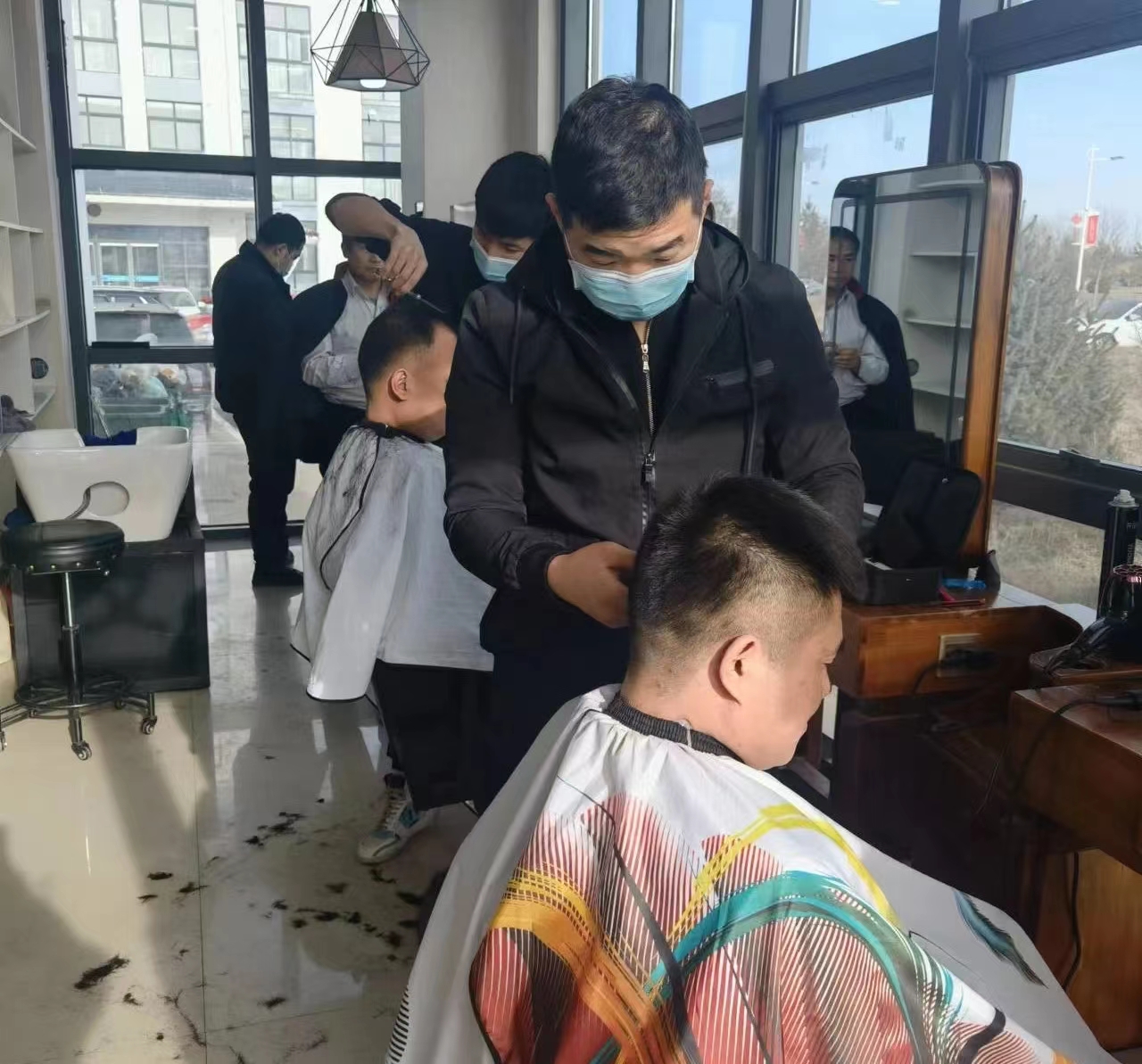 “爱心自愿者”免费理发.jpg