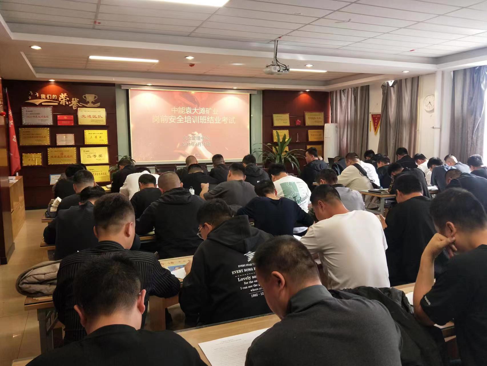 毕业考试进行中，丁晓强摄.jpg