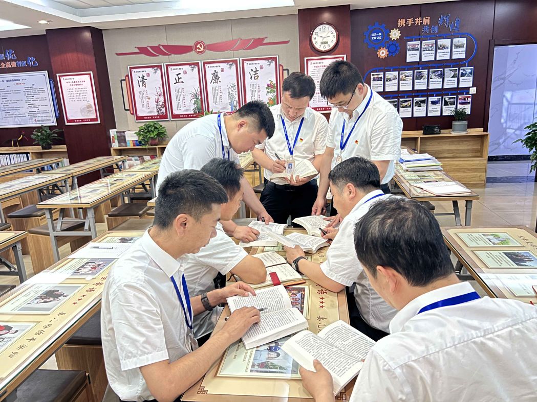 1686895386814469.jpeg 2.“想书班”活动中党怨毓开会商-朱玥宸摄.jpg