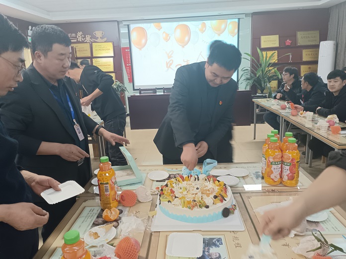 区队队长为寿星分发蛋糕-刘随平提供.jpg