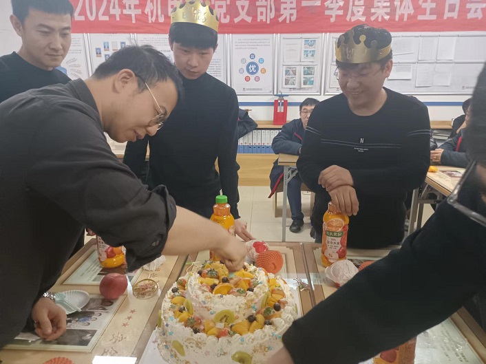 寿星吃蛋糕，允诺-刘随平提供.jpg