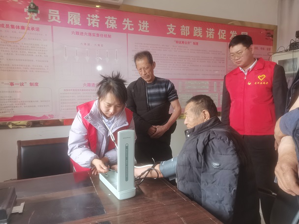 自愿者为养老院老同道丈量体温.jpg