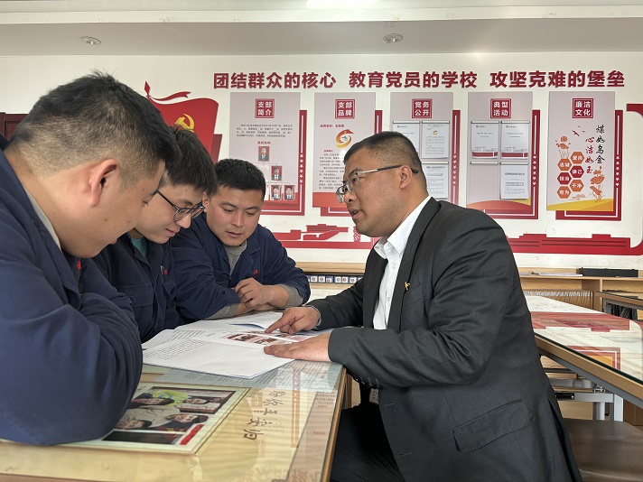 支部书记解说“清廉888腾博会” 王宇宵摄.jpg