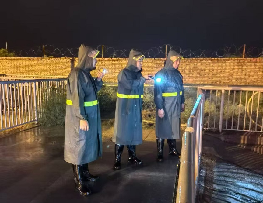 1723683031252828.jpeg 图二 该队掌管人排查6号蓄水池水位情况 运营公司选运队方辽辽 摄.jpg