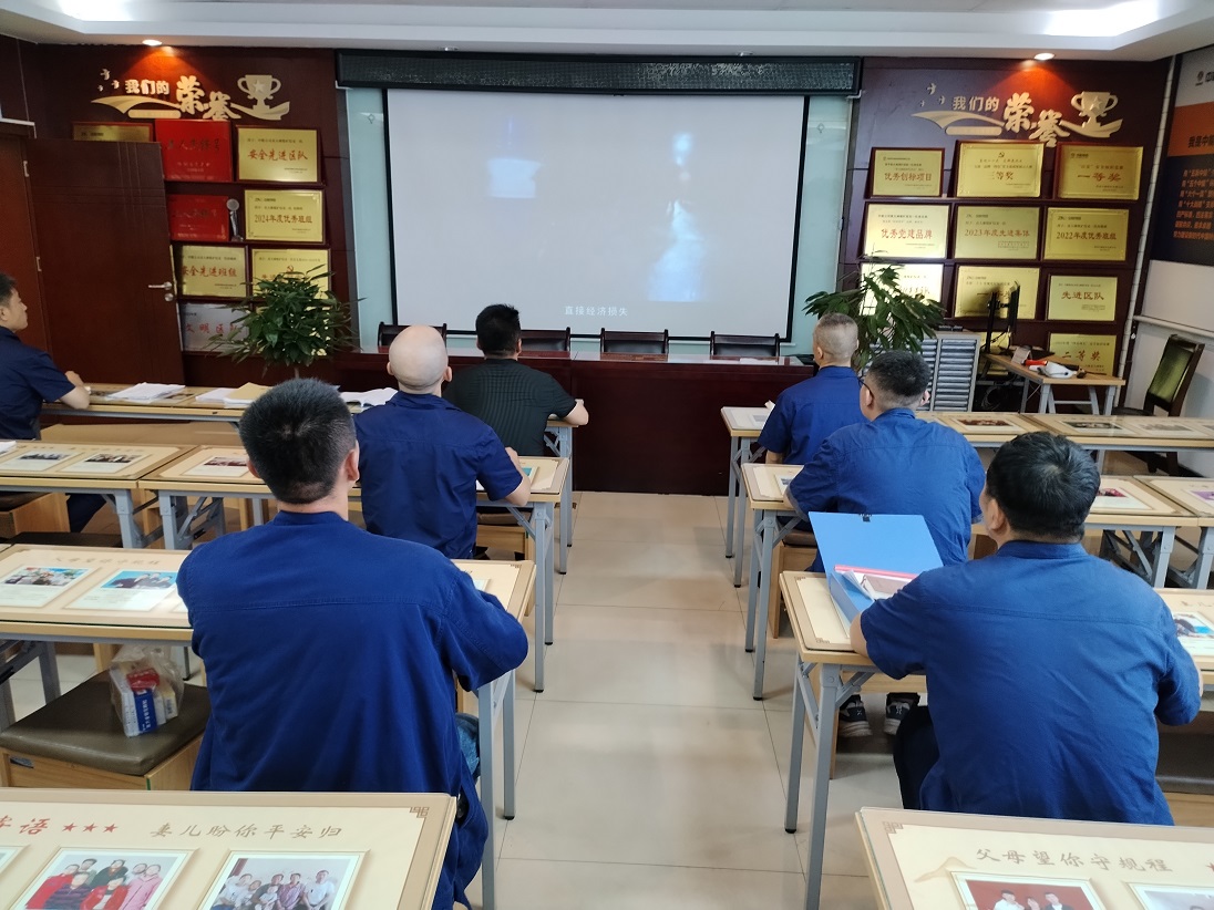 综采一队旁观“汗青上的今天”警示教育片.jpg
