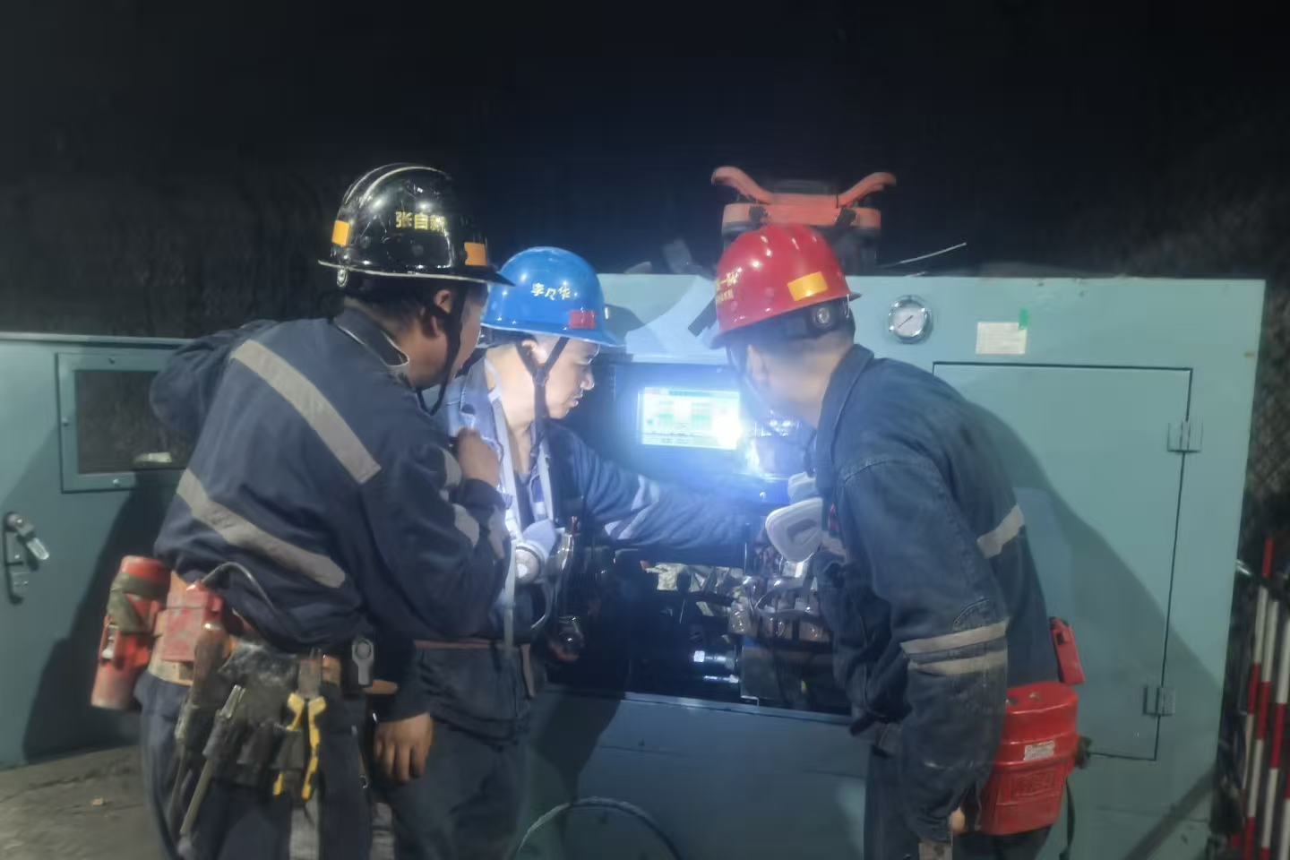 机电技术员向班组长及职工教授电工知识.jpg