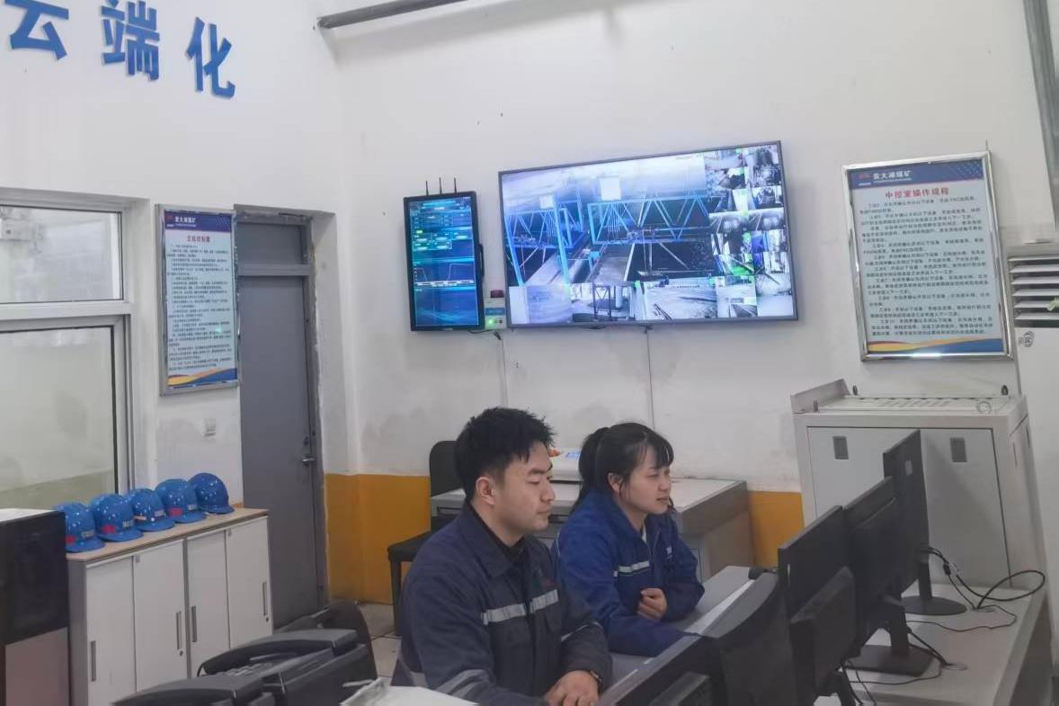 1767057691877646.jpeg 图二:矿井污水站党员为新员工解说运行工艺.jpg
