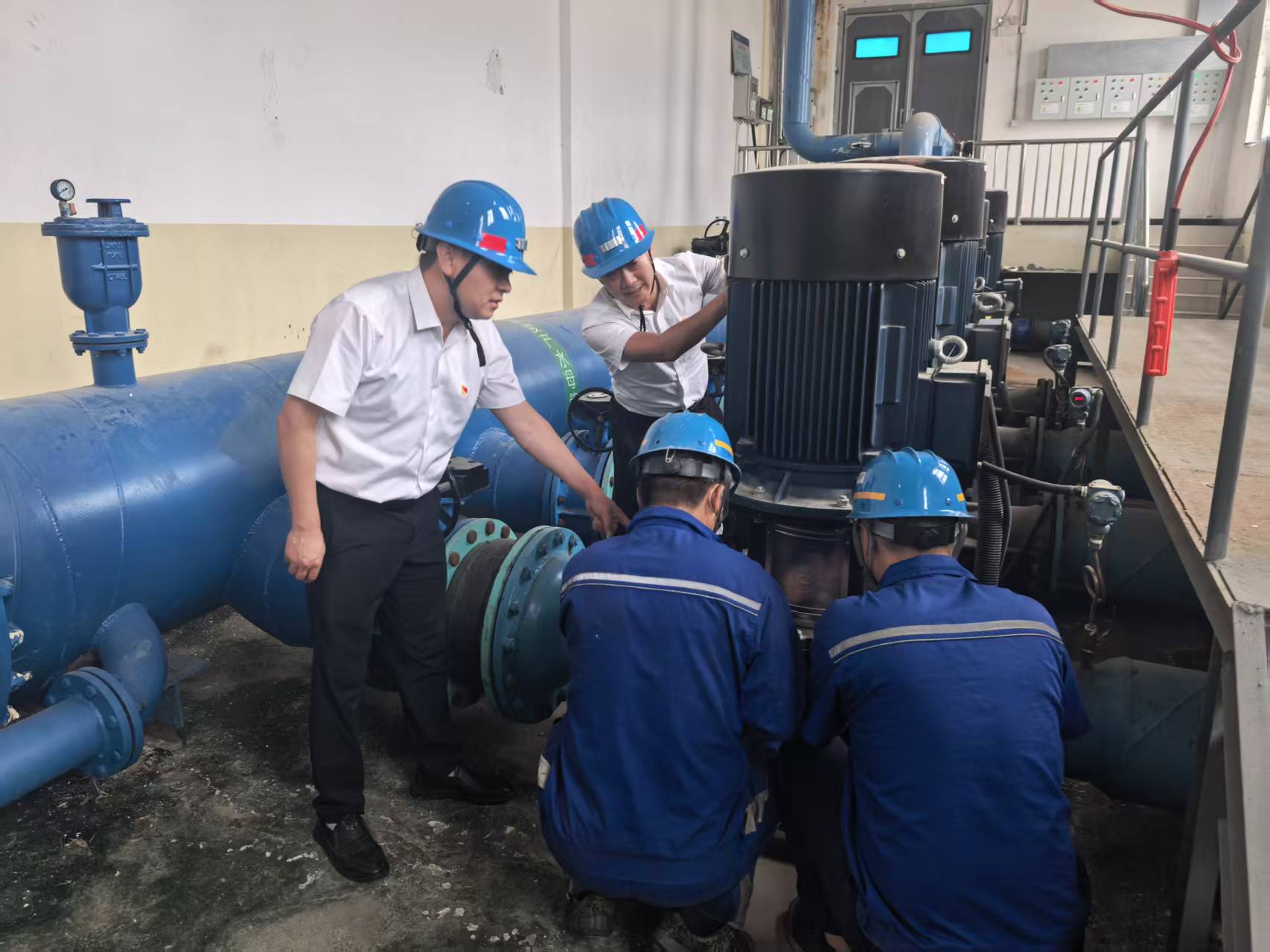 1767057741590679.jpeg 图三:车间掌管人现场领导设备守护.jpg